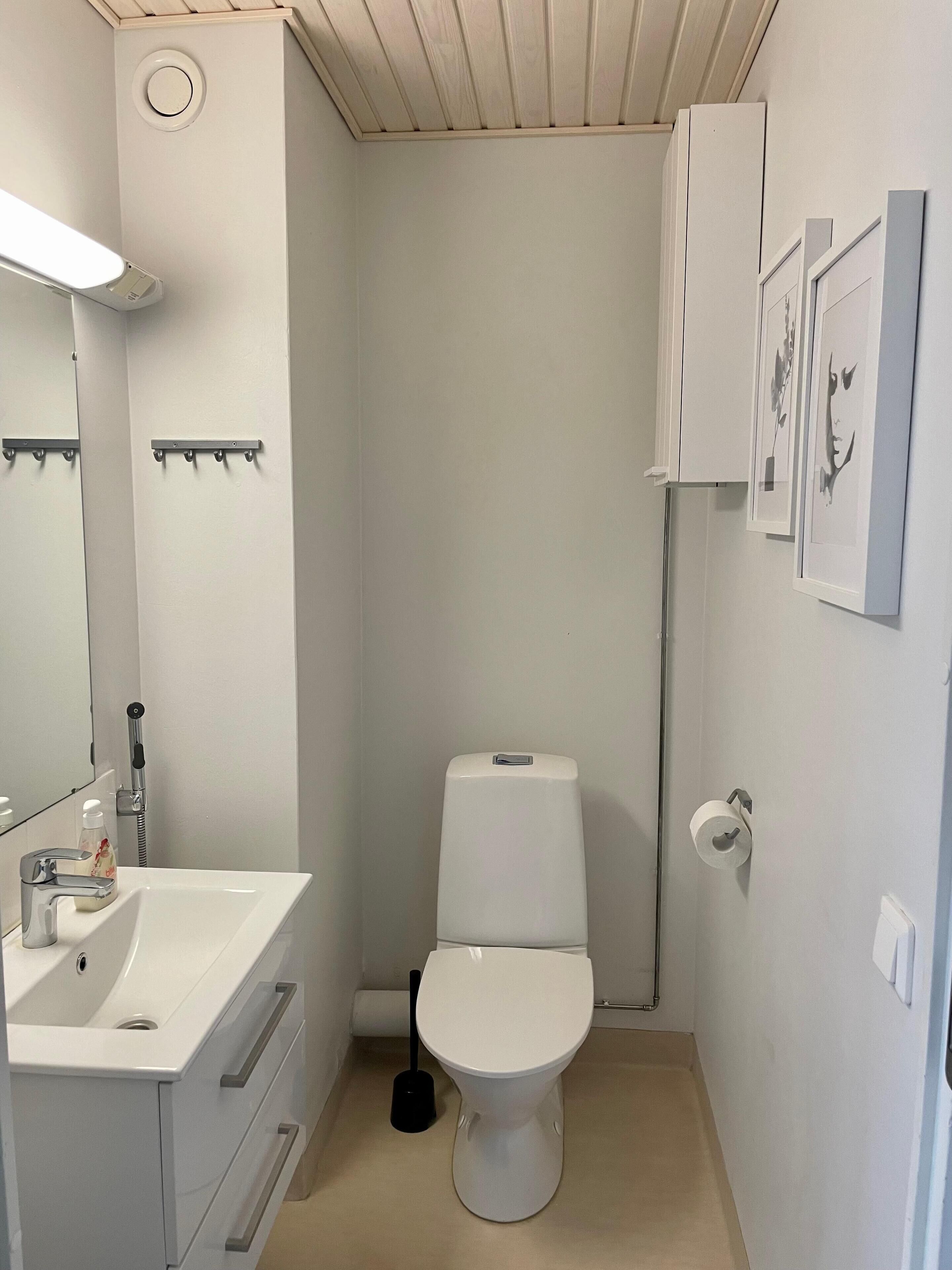 컴  포트 아파트, 침실 2개, 마당 전망 | 욕실