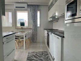 Apartamento conforto, 2 quartos, vista para o pátio | Cozinha privada