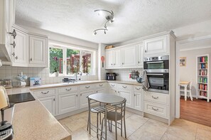 Kjøleskap, mikrobølgeovn, ovn og oppvaskmaskin