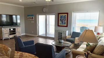 Condo, 4 habitaciones | Área de sala de estar