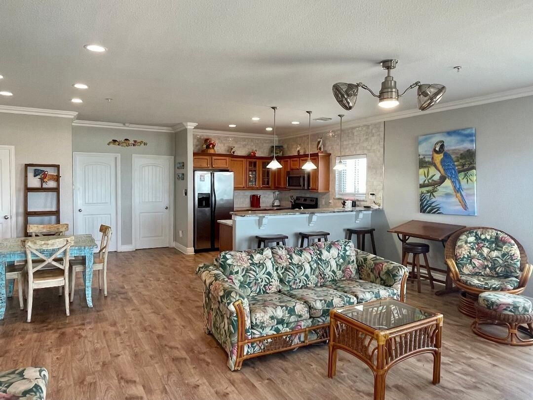 Condo, 2 Bedrooms | Living area