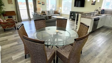 Condo, 2 habitaciones | Área de sala de estar