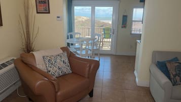 Condo, 1 Bedroom | Living area