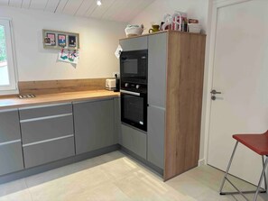 Réfrigérateur, four à micro-ondes, un four, surface de cuisson