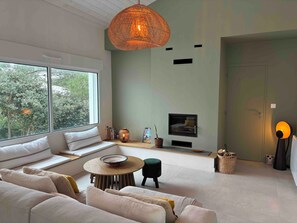 Téléviseur connecté, foyer, livres