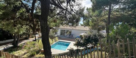 Una piscina al aire libre, una piscina climatizada