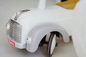 Gros plan sur la partie avant d’une voiture jouet, sur laquelle on peut voir une étiquette « Baghera ».