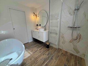 Douche, séchoir à cheveux, serviettes fournies, savon
