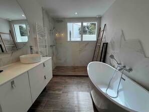 Dusche, Haartrockner, Handtücher, Seife