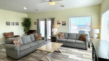 Condo, 4 habitaciones | Área de sala de estar