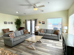 Condo, 4 Bedrooms | Ruang tamu