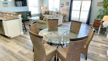 Condo, 4 habitaciones | Interior