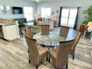 Condo, 4 chambres | Intérieur