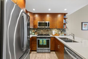 Condo, 2 Bedrooms | Private kitchen