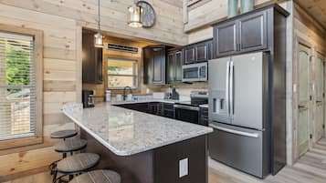 Mökki, 3 makuuhuonetta | Yksityinen keittiö | Jääkaappi, uuni, kahvin-/teenkeitin, leivänpaahdin