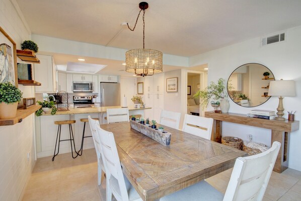 Condo, 2 Bedrooms | Dining