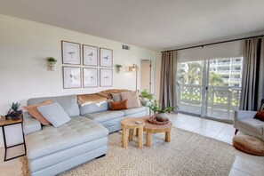Appart'hôtel, 2 chambres | Coin séjour | TV connectée