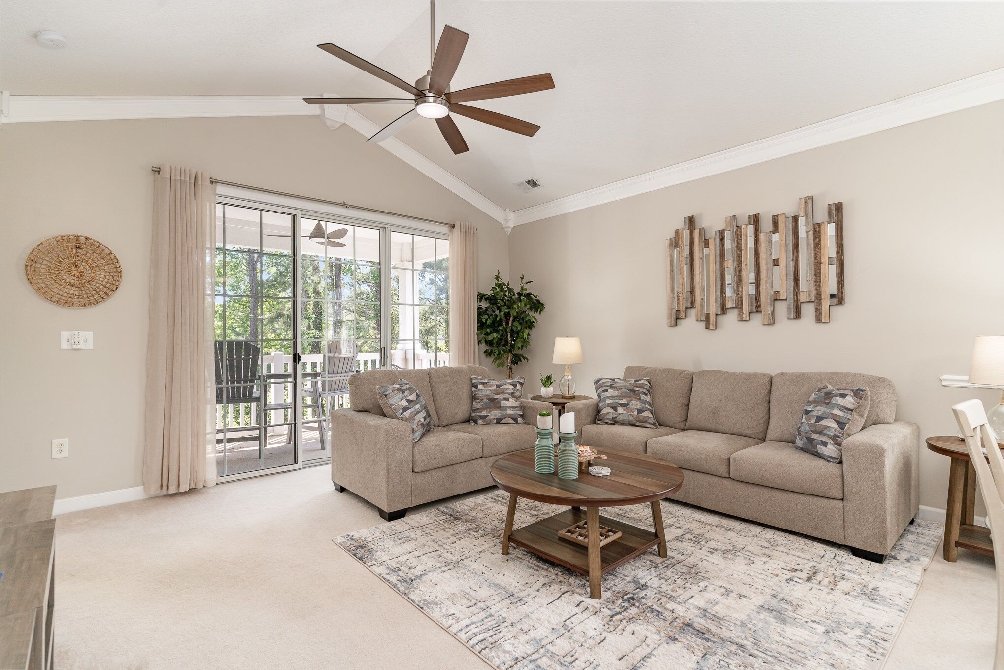 Condo, 2 phòng ngủ | Khu phòng khách | Smart TV 