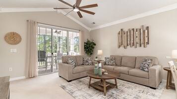 Condo, 2 phòng ngủ | Khu phòng khách | Smart TV