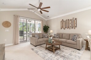 コンドミニアム 2 ベッドルーム | リビング エリア | スマートテレビ