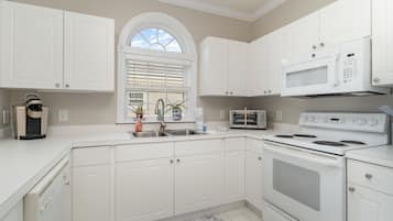 Condo, 2 Bedrooms | Dapur peribadi | Peti sejuk, ketuhar, pembancuh kopi/teh, pembakar roti