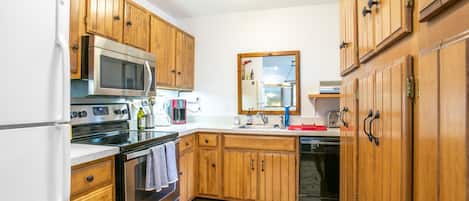 Condo, 3 Bedrooms | Private kitchen