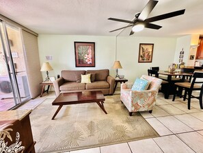 Apartamento, 2 habitaciones | Zona de estar | Una Smart TV