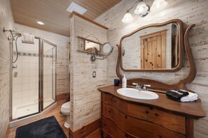 Cabaña, 4 habitaciones | Baño | Toallas, shampoo, papel de baño 