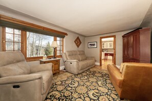 キャビン 4 ベッドルーム | リビング エリア | スマートテレビ