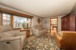 小 屋, 4 间卧室 | 起居区 | 智能电视