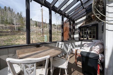 Cabin, 4 Bedrooms | Outdoor dining