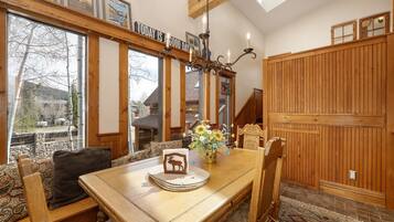 Cabin, 4 Bedrooms | Dining