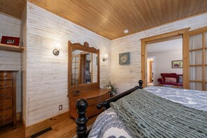 Cabaña, 4 habitaciones | 4 habitaciones, escritorio y espacio para trabajar con laptop 