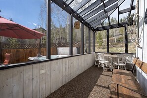Cabaña, 4 habitaciones | Restaurante al aire libre