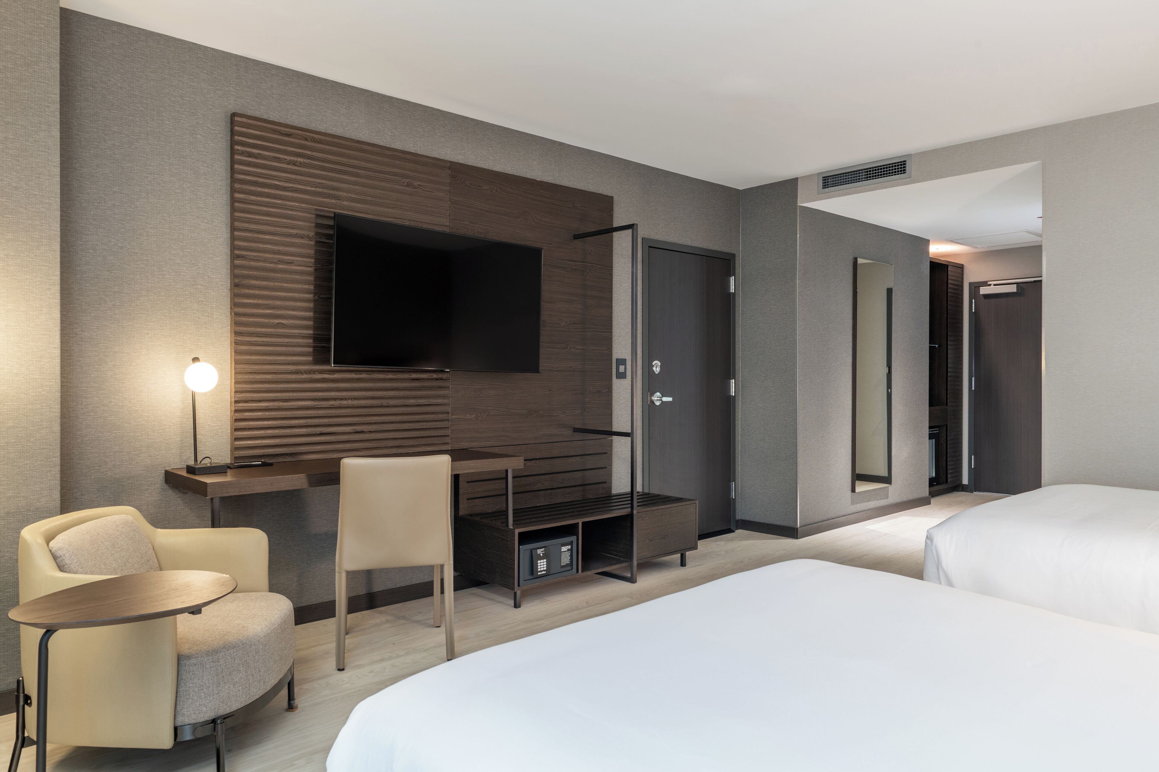 セーフティボックス (室内)、遮光カーテン、アイロン / アイロン台、WiFi (無料)