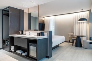 スタジオ キングベッド 1 台 | セーフティボックス (室内)、遮光カーテン、アイロン / アイロン台、WiFi (無料)