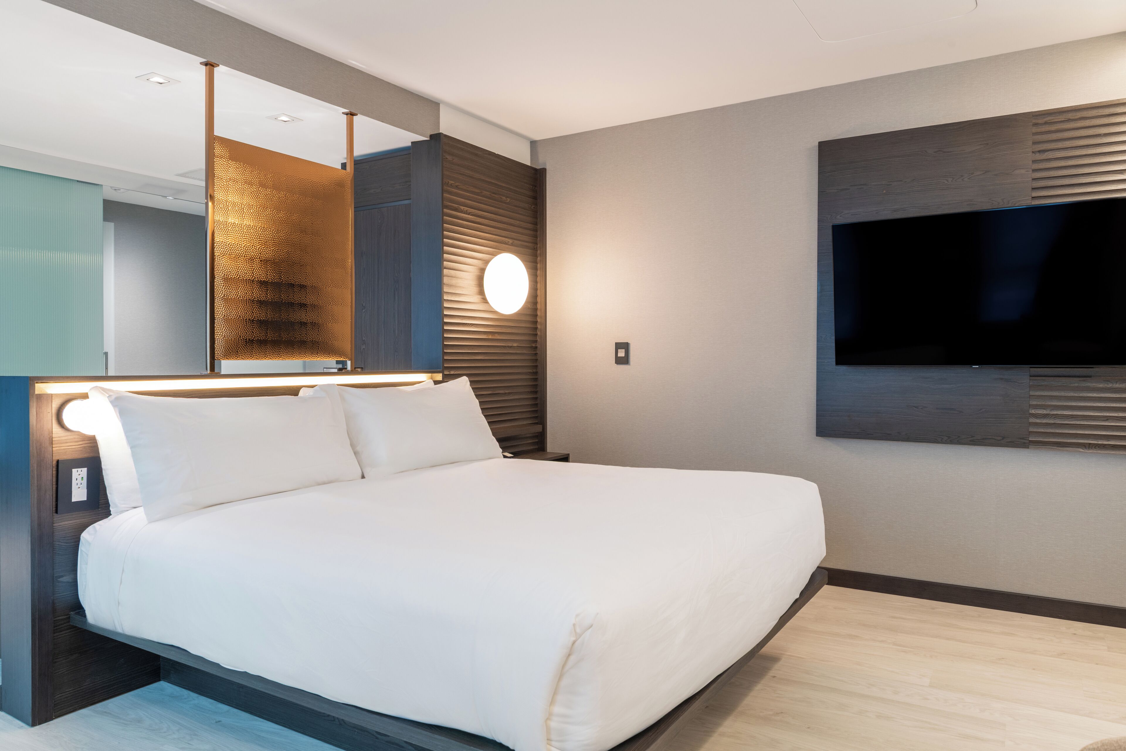 スタジオ キングベッド 1 台 | セーフティボックス (室内)、遮光カーテン、アイロン / アイロン台、WiFi (無料)