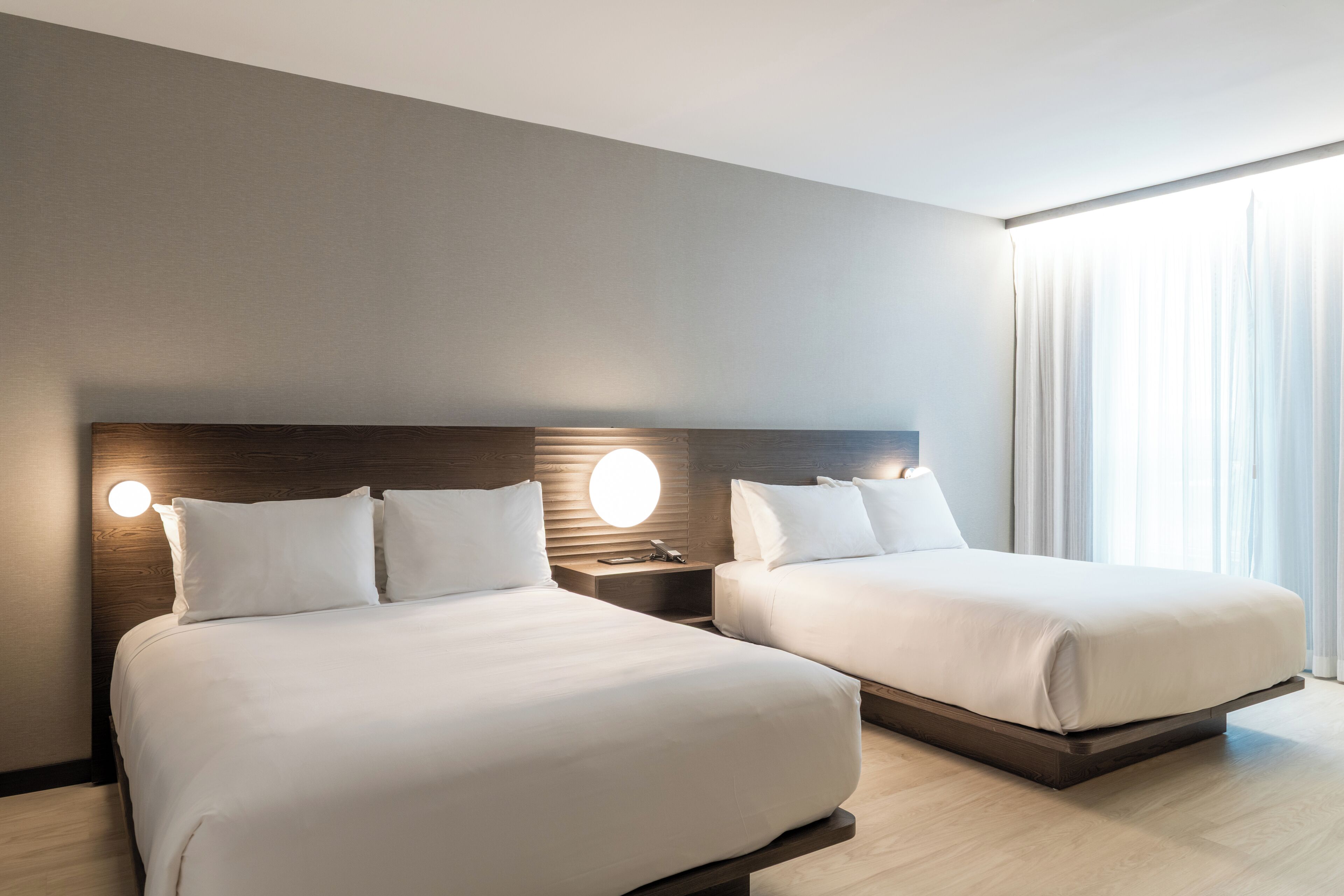 セーフティボックス (室内)、遮光カーテン、アイロン / アイロン台、WiFi (無料)