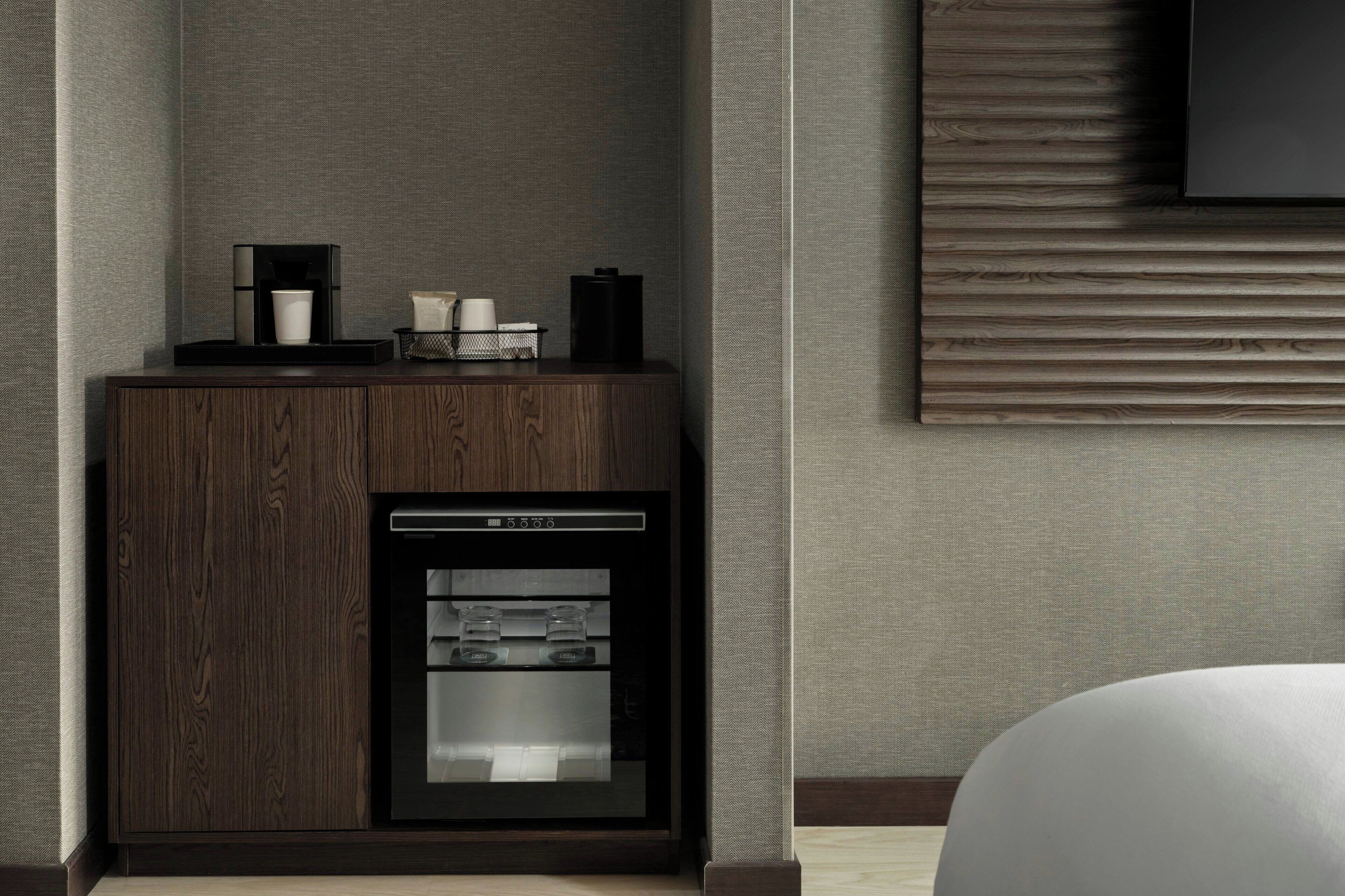 Zimmersafe, Verdunkelungsvorhänge, Bügeleisen/Bügelbrett