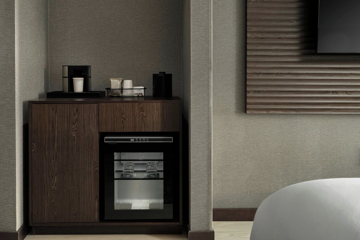 Zimmersafe, Verdunkelungsvorhänge, Bügeleisen/Bügelbrett