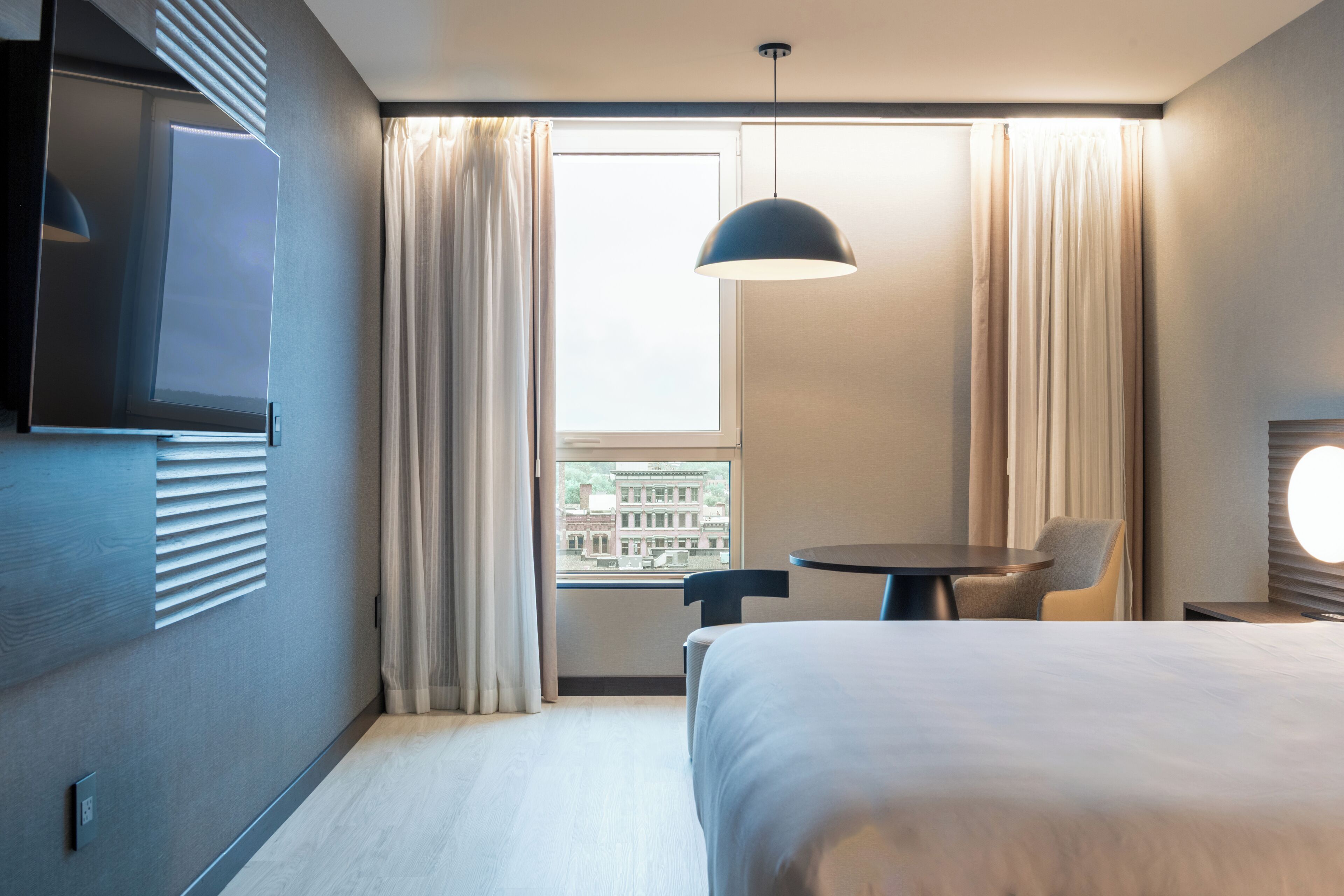 ルーム キングベッド 1 台 (View) | セーフティボックス (室内)、遮光カーテン、アイロン / アイロン台、WiFi (無料)