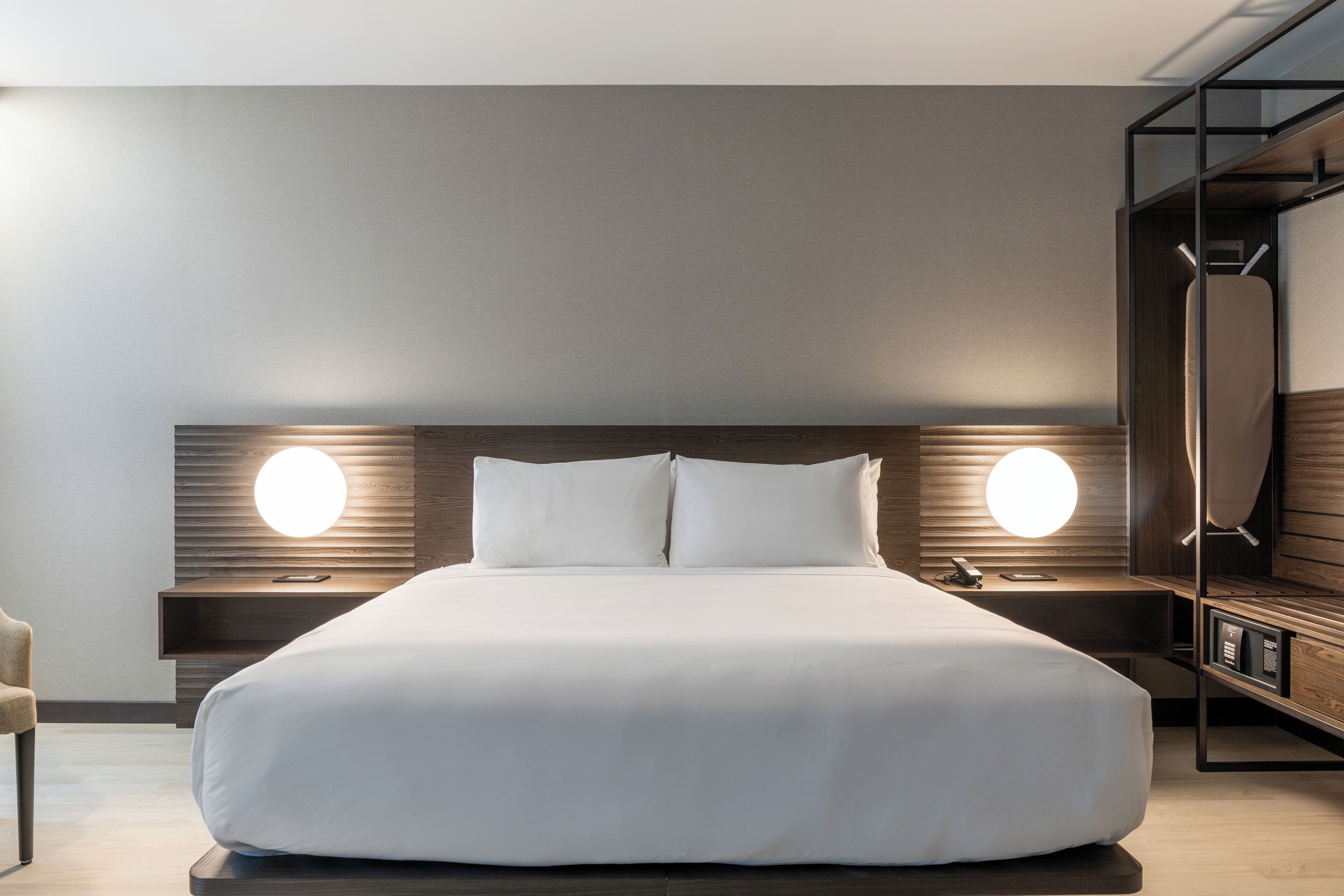 ルーム キングベッド 1 台 バルコニー (View) | セーフティボックス (室内)、遮光カーテン、アイロン / アイロン台、WiFi (無料)