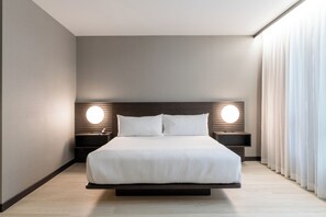 Peti besi dalam bilik, langsir/tirai gelap terus 