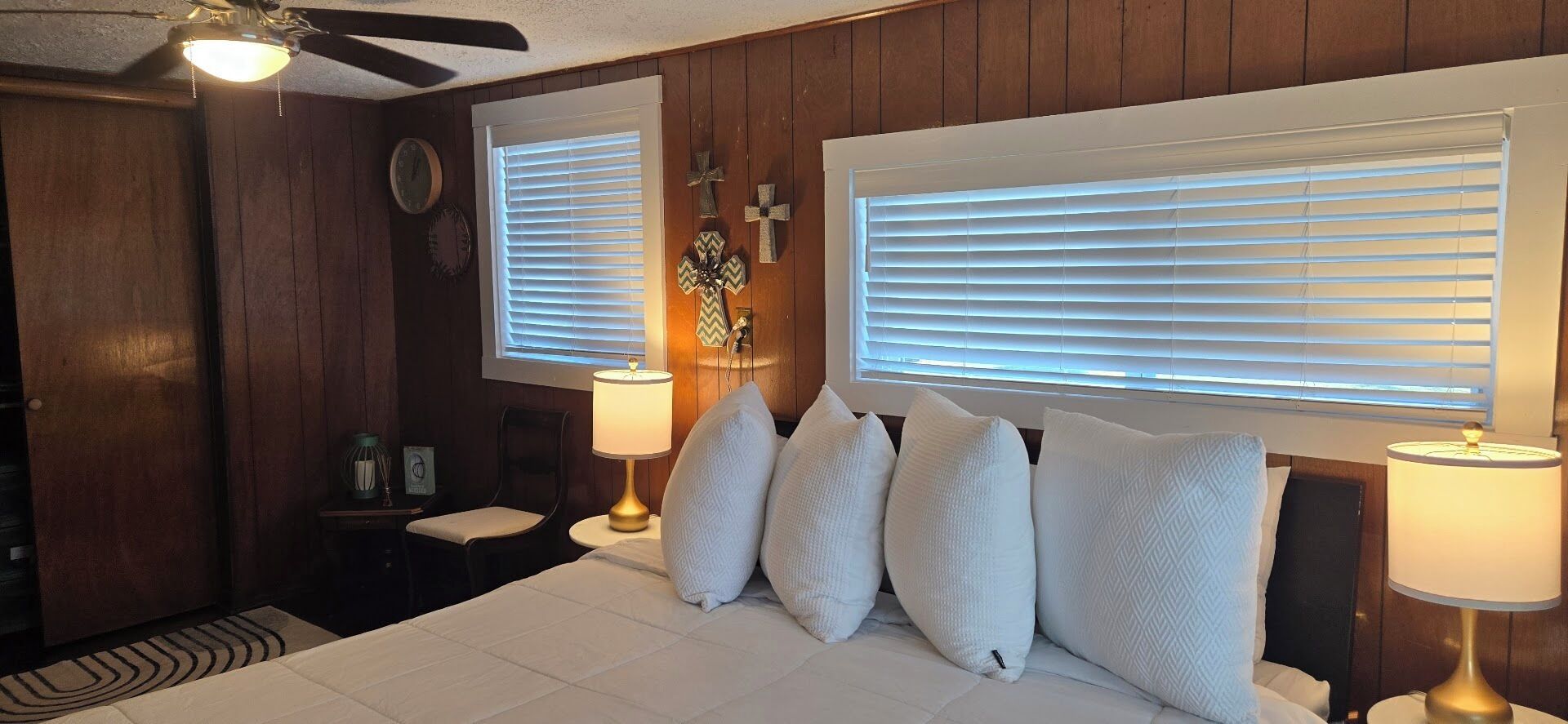 3 makuuhuonetta, silitysrauta/-lauta, ilmainen Wi-Fi, vuodevaatteet