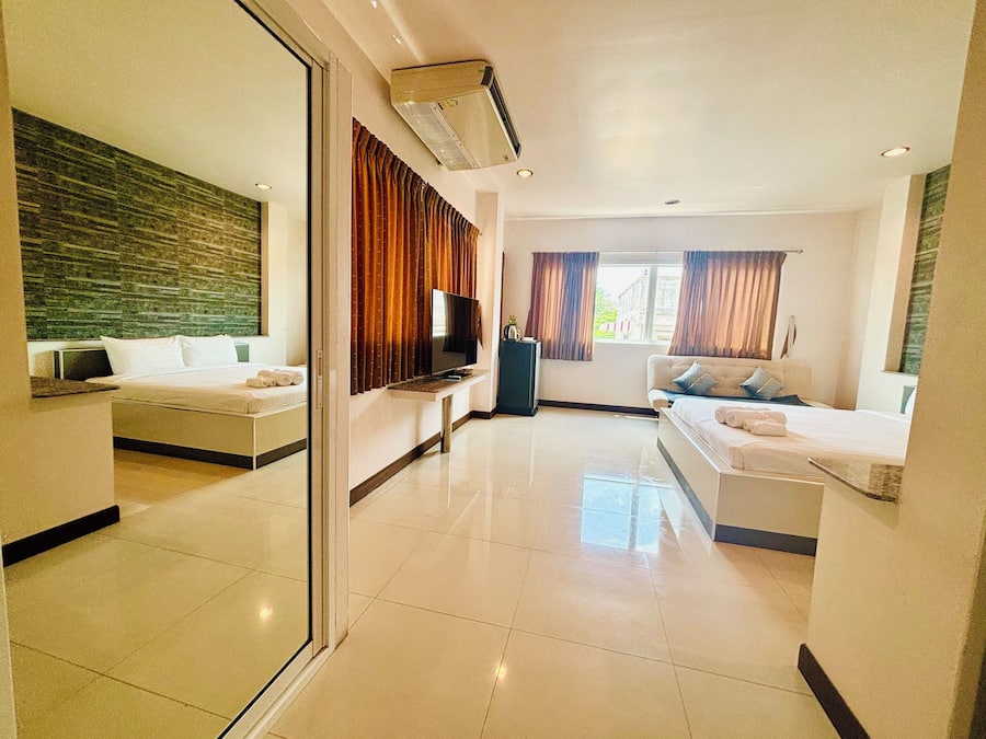 Habitación familiar doble, vistas a la ciudad | Servicio de la habitación