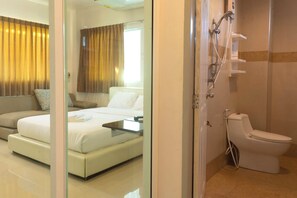 Shower, slippers, towels, soap - Ree Riverside hotel (Bangkok)
