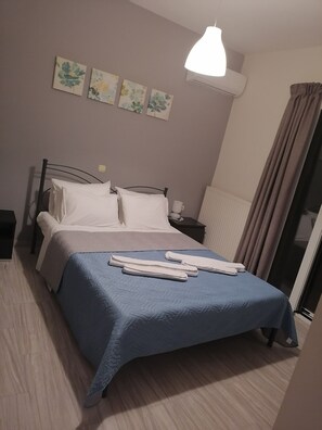 3 bedrooms, desk, soundproofing