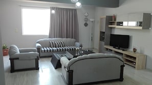 3 bedrooms, desk, soundproofing