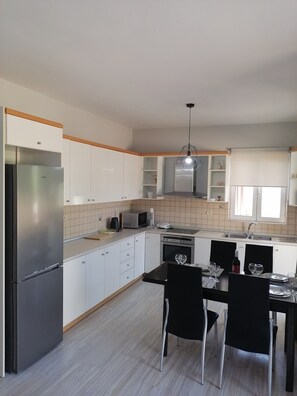 3 bedrooms, desk, soundproofing