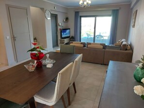 House | 3 bedrooms, desk
